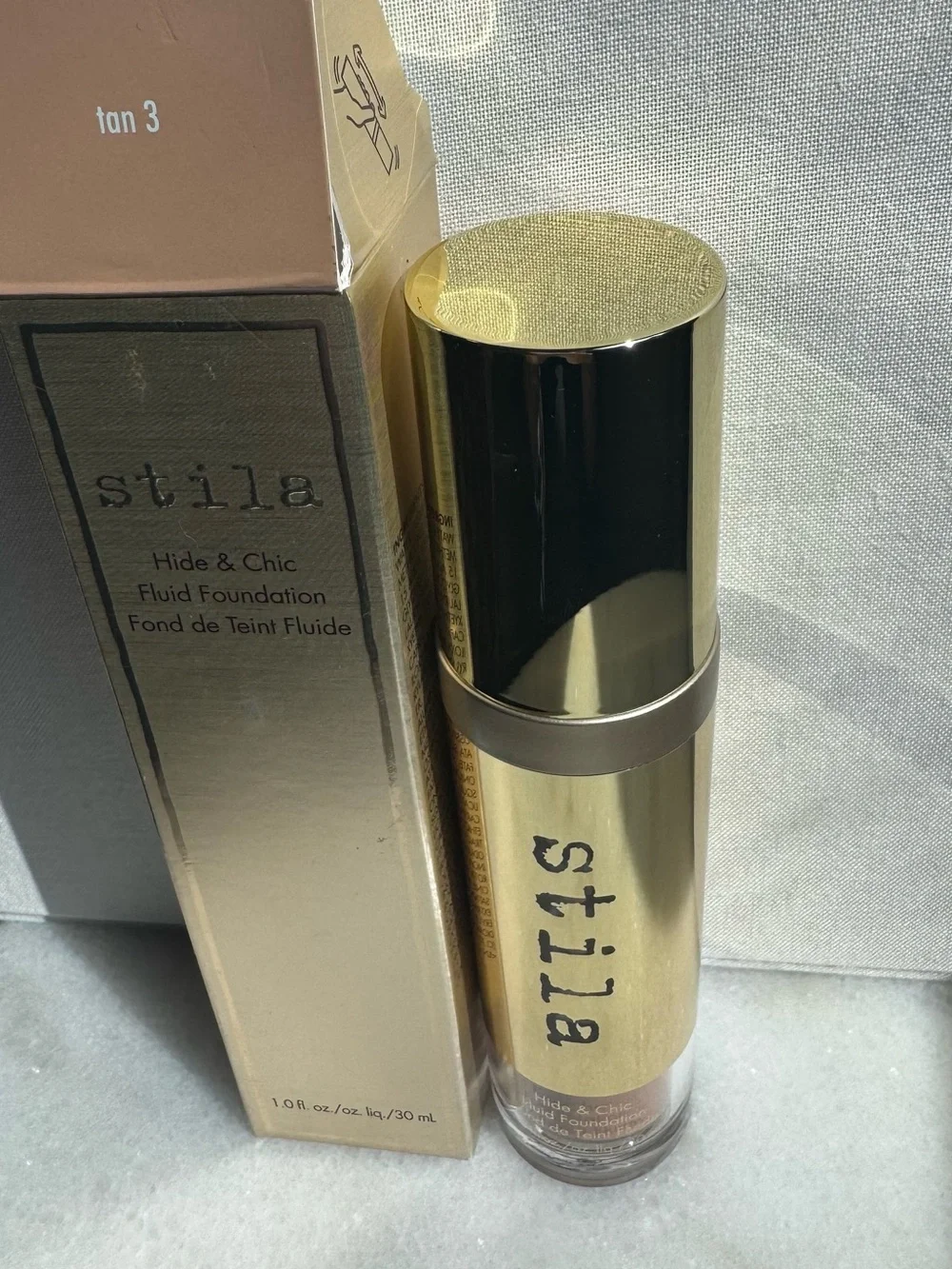 stila Hide & Chic Fluid Foundation - Warm Tan / Golden Beige